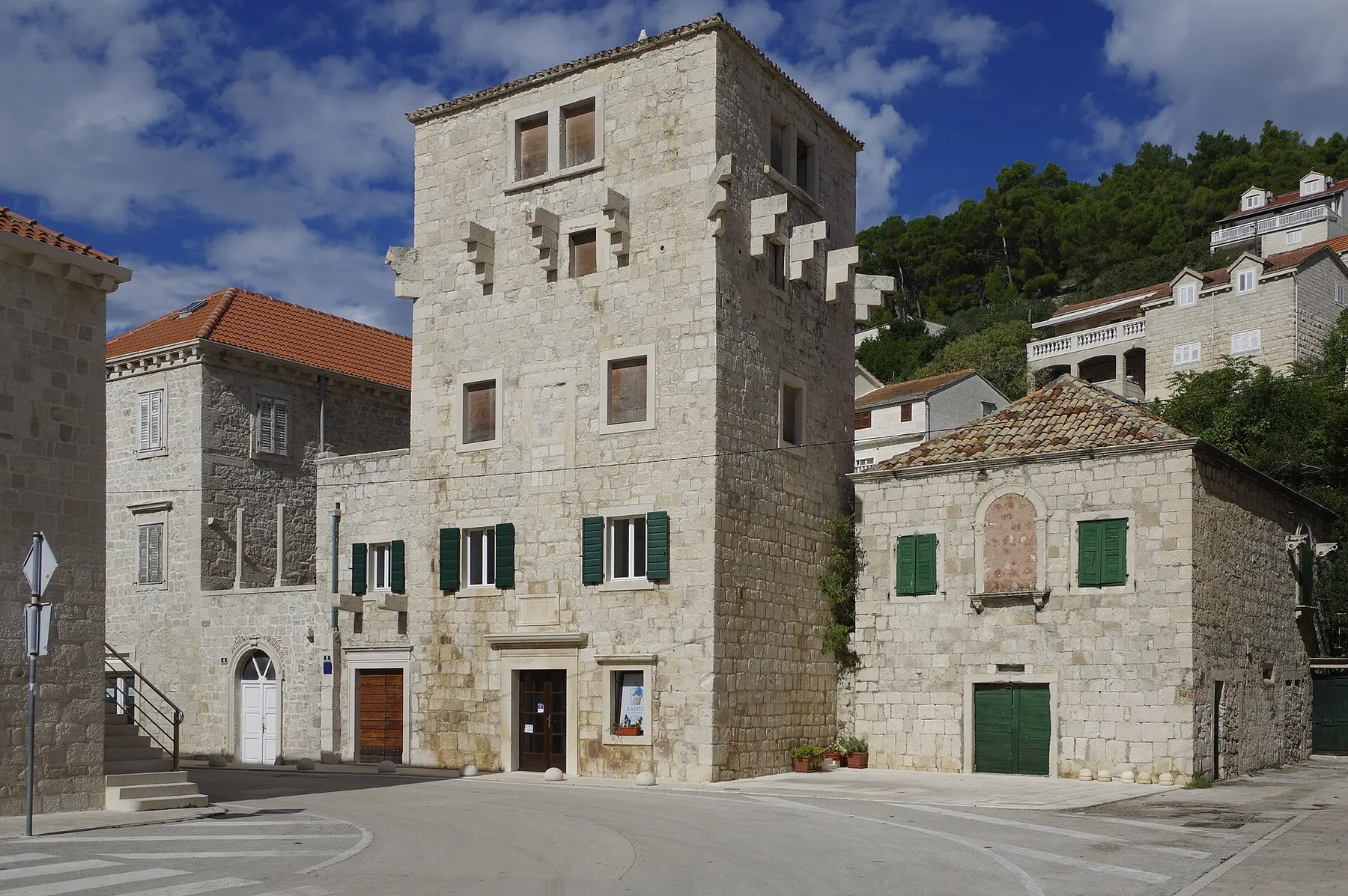 Der Cicarelli-Turm und weiße Kalksteinhäuser in Pučišća