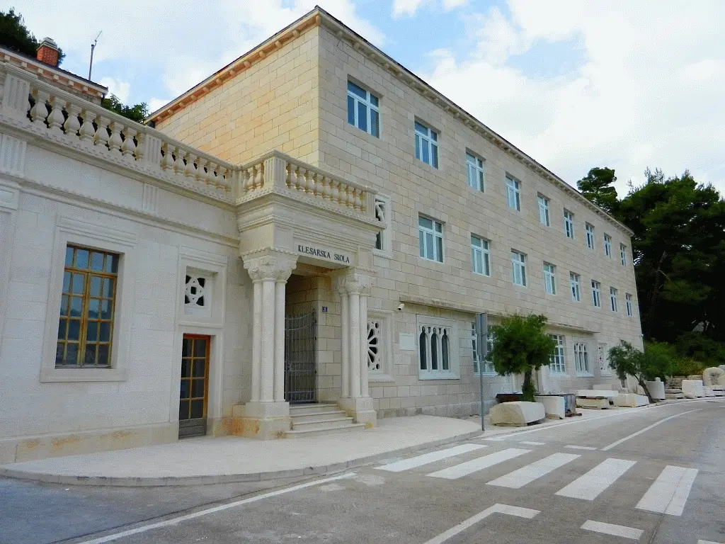 Die Kalksteinfassade der Steinmetzschule in Pučišća